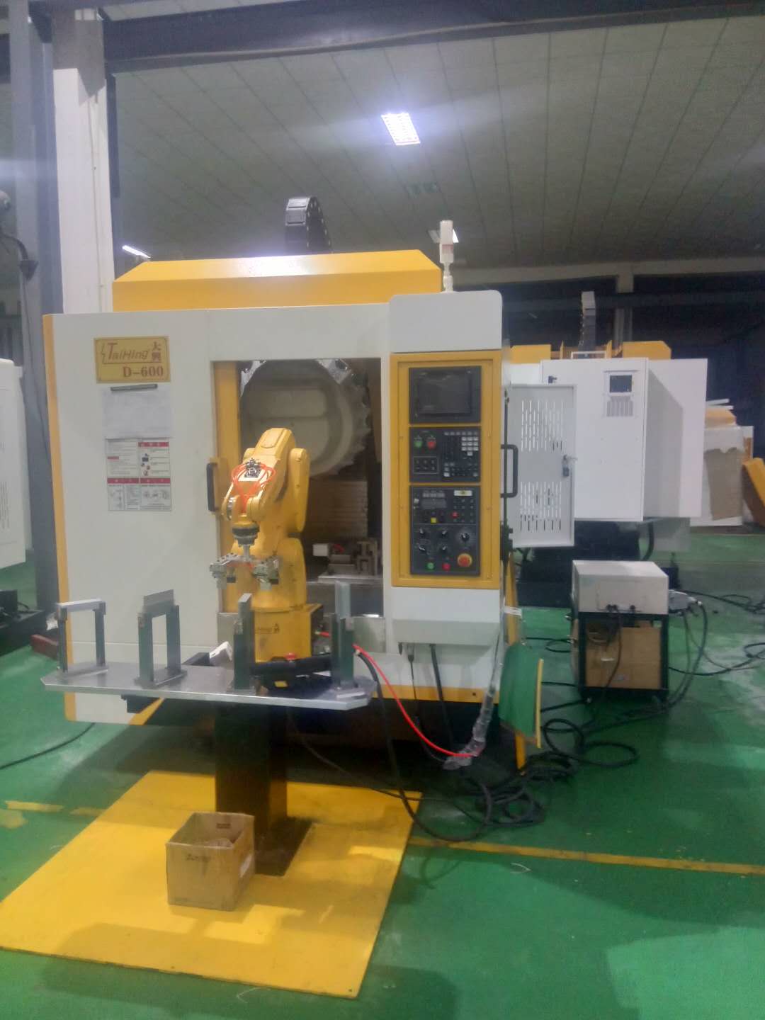 高速钻孔攻牙机D-600 (带机械手，全自动上下料）